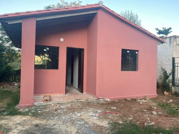 La construcción de 26 viviendas para familias de Luque registran 90% de avance