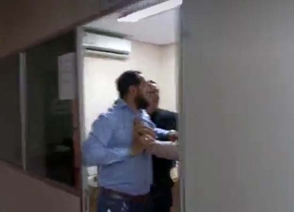 Concejales de la oposición de Hernandarias utilizan violencia tras perder votación de balance anual de Nelson Cano | DIARIO PRIMERA PLANA