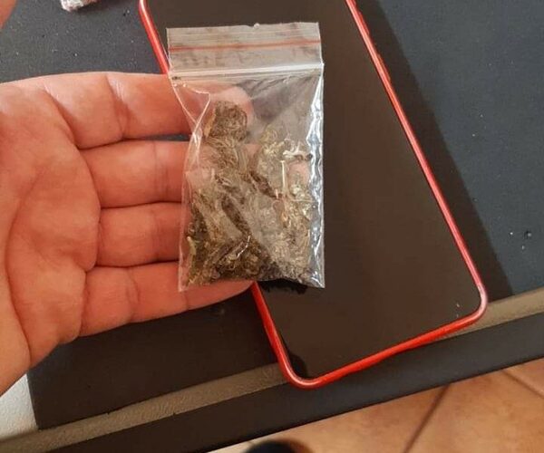 Encuentran marihuana en mochila de un estudiante