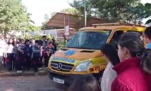 Cae portón de un colegio sobre un alumno en Coronel Oviedo