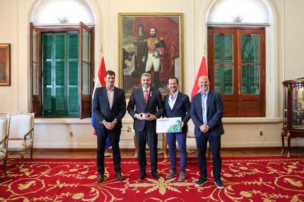 Presidente dio la bienvenida a la multinacional Starbucks que abrirá tres cafeterías en Asunción - .::Agencia IP::.