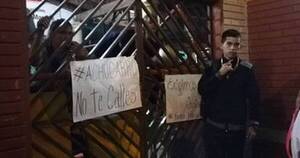 La Nación / Padres del Colegio Nacional Achucarro de Lambaré se manifestaron en repudio del MEC