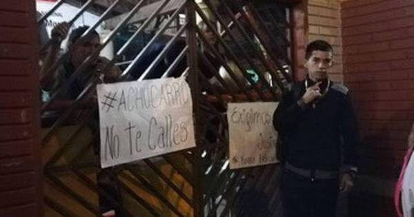 La Nación / Padres del Colegio Nacional Achucarro de Lambaré se manifestaron en repudio del MEC