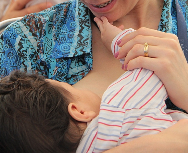 Salud recomienda iniciar alimentación complementaria en los bebés a los seis meses - Unicanal