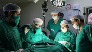 Realizan primera cirugía de implante de conducción ósea en Paraguay