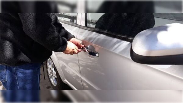 Diario HOY | Detenido (con 20 antecedentes) justo cuando probaba llave maestra para robar auto en vía pública