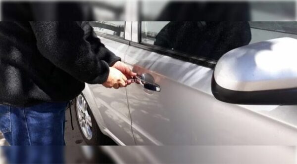 Ladrón con 20 antecedentes intentaba arrancar un vehículo con llave maestra