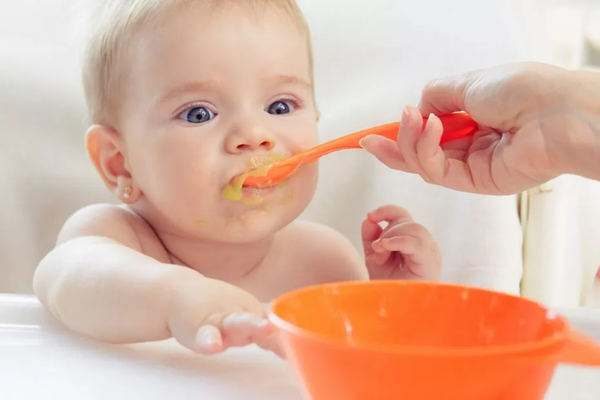 Bebés deben tener alimentación complementaria, a partir de los seis meses, según Salud - trece