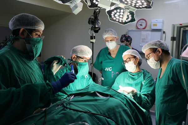 FCM-UNA: realizan primera cirugía de implante activo de conducción ósea - trece