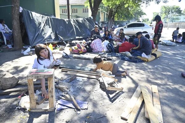 Burocracia del Gobierno obliga a indígenas a acampar en Asunción, en precarias condiciones - Nacionales - ABC Color