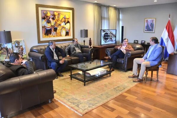 EBY: diputados electos se reunieron con el director para hablar de programas sociales - Economía - ABC Color