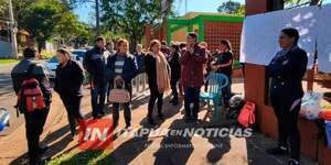 FUNCIONARIOS DEL CONVENIO MEC-EBY SE MANIFESTARON FRENTE A LA DIRECCIÓN DE EDUCACIÓN - Itapúa Noticias