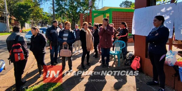 FUNCIONARIOS DEL CONVENIO MEC-EBY SE MANIFESTARON FRENTE A LA DIRECCIÓN DE EDUCACIÓN - Itapúa Noticias