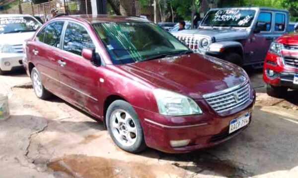 Robacoches hurtan un auto en Lambaré •