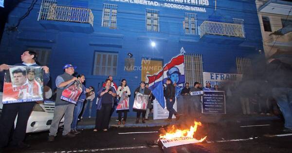 La Nación / “Pedimos que se nos abran las puertas del partido para saber qué ocurre”, indicó joven liberal