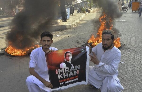 Estallan protestas en Pakistán luego de la detención del exprimer ministro Imran Khan