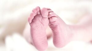 Nace el primer bebé con ADN de tres personas en Reino Unido
