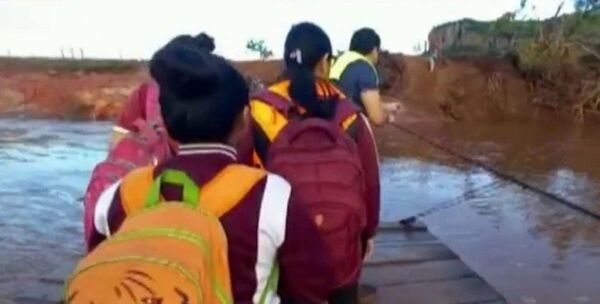 Niños desafían al peligro para poder estudiar en una escuela destruida