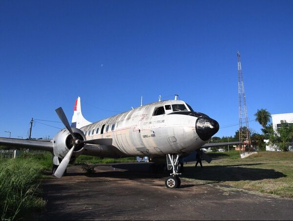 Restauran histórico avión de LAP para su exposición en museo aéreo · Radio Monumental 1080 AM
