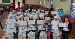 50 mujeres de territorios sociales de Caaguazú recibieron certificados y kits de emprendedurismo