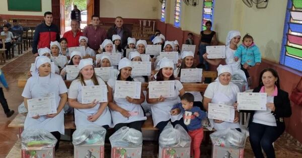 50 mujeres de territorios sociales de Caaguazú recibieron certificados y kits de emprendedurismo