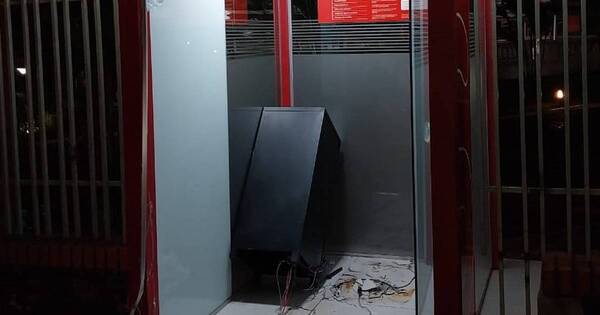 La Nación / Falsos policías vacían un cajero automático en Ciudad del Este
