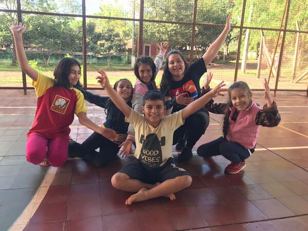 ¡A jugar y aprender! Cursos de teatro gratuitos para niños en barrios de Encarnación