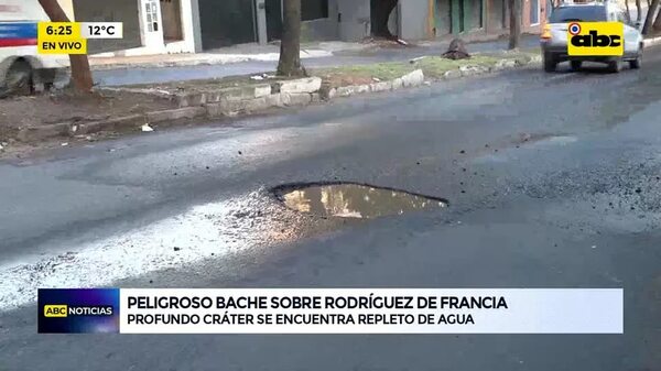 Video: Peligroso bache aumenta rápidamente su tamaño - ABC Noticias - ABC Color