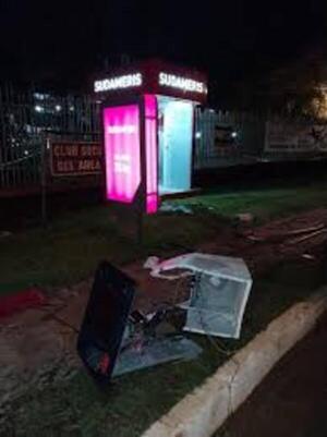 Supuestos policías destrozan y vacían cajero en CDE