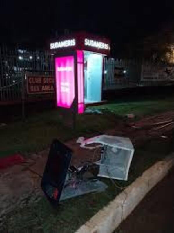 Supuestos policías destrozan y vacían cajero en CDE