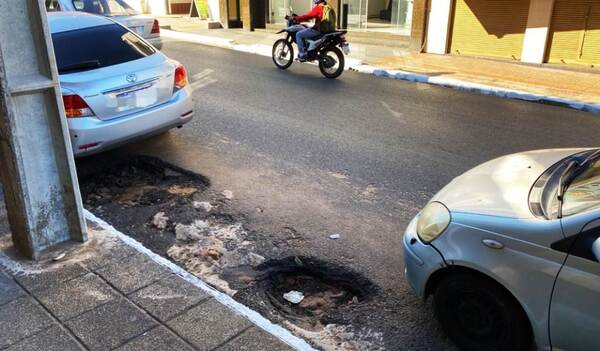 Calle céntrica en pésimo estado en puerta de desfile estudiantil •