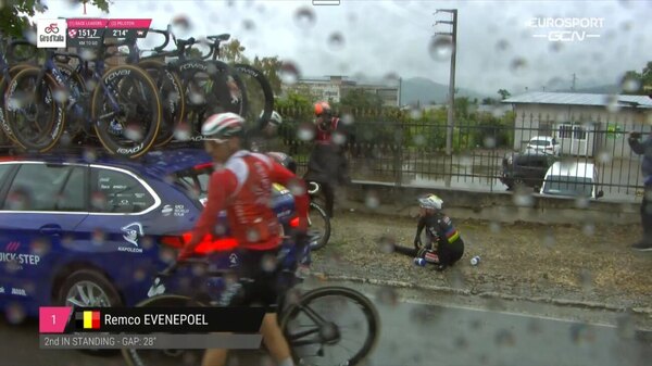 Versus / Ciclismo: El favorito en el Giro de Italia sufre una caída a causa de un perro