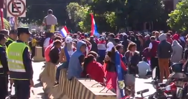 Manifestantes marchan en el Microcentro de Asunción - C9N