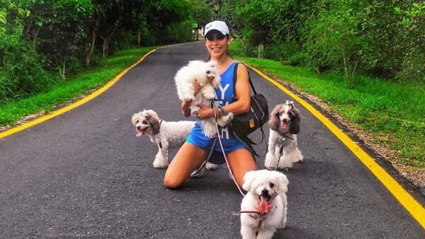 Jennifer Ruiz Díaz venderá sus ropas para comida de animalitos de la calle