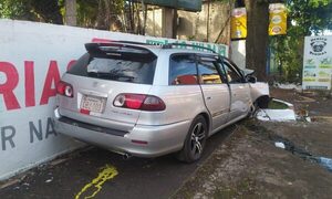 Infartó y terminó contra árbol