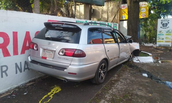 Infartó y terminó contra árbol
