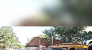 Niño se recupera tras caerle encima el portón del colegio