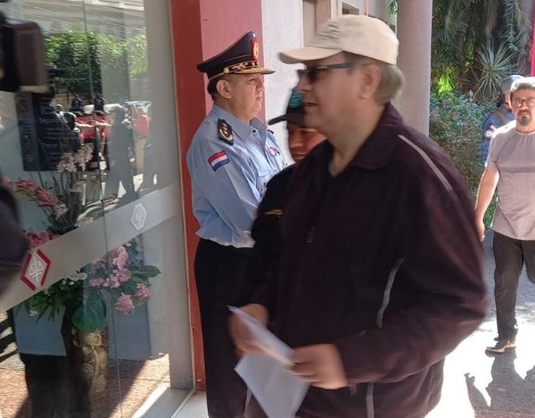 Diario HOY | Candidato a vice de Payo Cubas presenta nota en la Fiscalía General