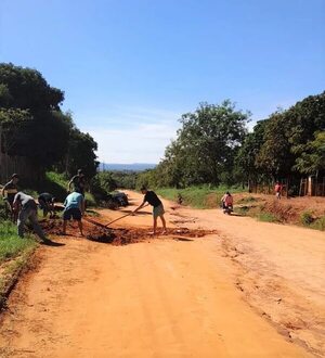 Pobladores cansados de los caminos rurales intransitables salen a cargar con carretilla en Carapeguá - Nacionales - ABC Color