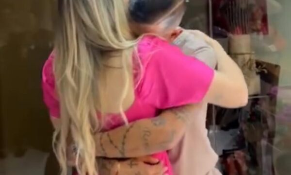 (VIDEO)Con mariachis doña de Derlis González le demuestra su amor
