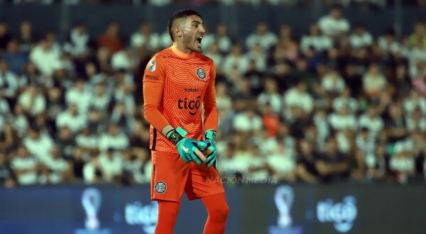 Versus / ¡Buena noticia para Olimpia! Recupera a Gastón Olveira para el clásico