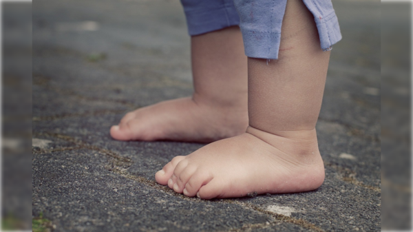 ¿Un niño se puede enfermar si anda descalzo en el frío? Esto respondió un pediatra