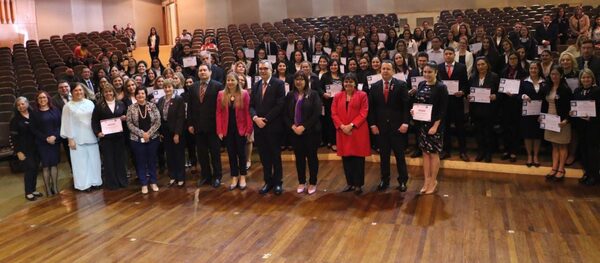 Unos 678 docentes concluyeron curso de actualización en lengua inglesa - .::Agencia IP::.