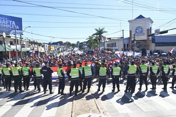 Manifestantes volvieron al TSJE y mantienen tránsito cortado - Política - ABC Color