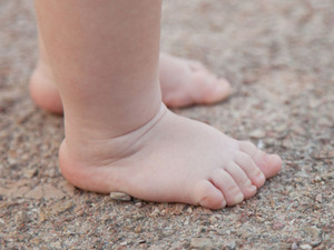 ¿Pueden los niños enfermarse por andar descalzos? Especialista responde
