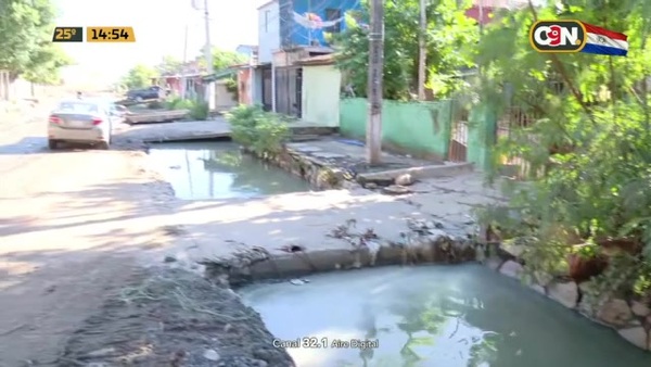 Agua y baches en las calles de la zona de Universidad Católica - C9N