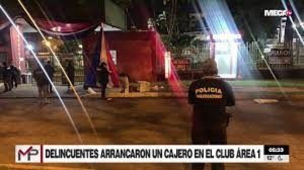 Supuestos policías destrozan y vacían cajero en CDE