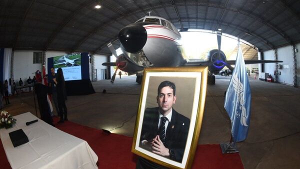 Presentan el emblemático Convair 240 en homenaje al fiscal Pecci