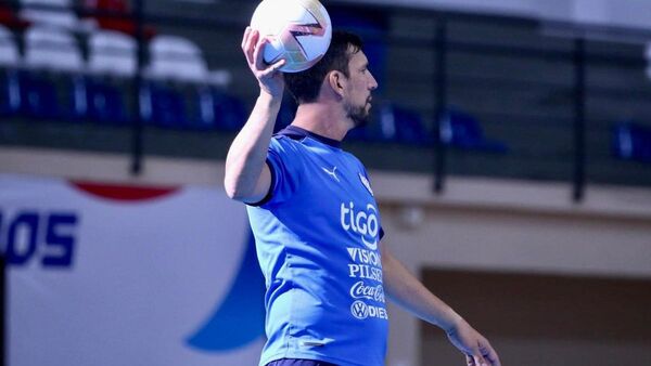 Concejal departamental electo, listo para atajar en Albirroja de futsal FIFA