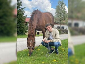 Diario HOY | Müller ironiza junto a su caballo sobre rumores de salida del Bayern